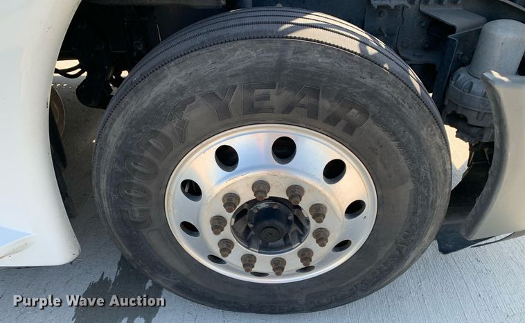 image for item DP8661 2017 Freightliner Cascadia Evolution  semi truck