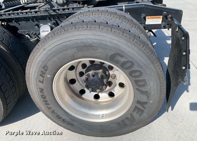 image for item DP8661 2017 Freightliner Cascadia Evolution  semi truck