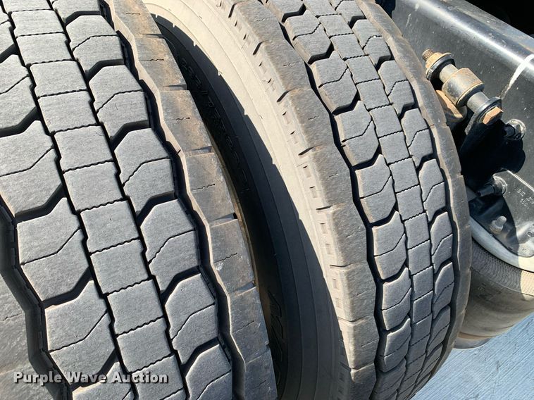 image for item DP8661 2017 Freightliner Cascadia Evolution  semi truck