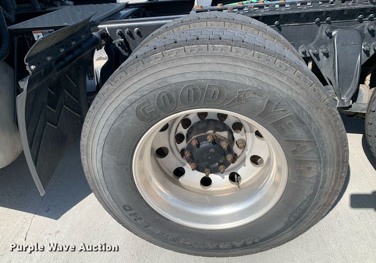 image for item DP8661 2017 Freightliner Cascadia Evolution  semi truck