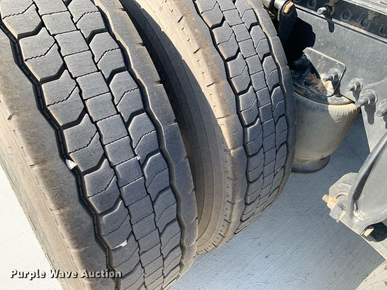 image for item DP8661 2017 Freightliner Cascadia Evolution  semi truck