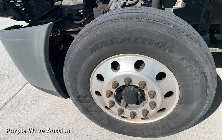 image for item DP8661 2017 Freightliner Cascadia Evolution  semi truck