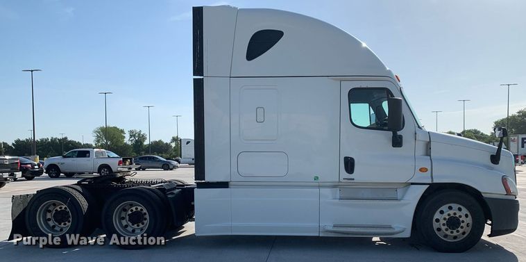 image for item DP8662 2017 Freightliner Cascadia Evolution  semi truck