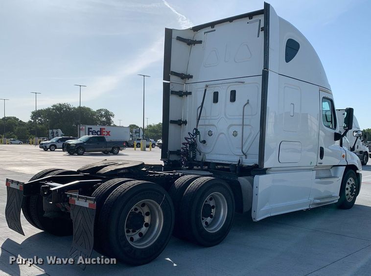 image for item DP8662 2017 Freightliner Cascadia Evolution  semi truck