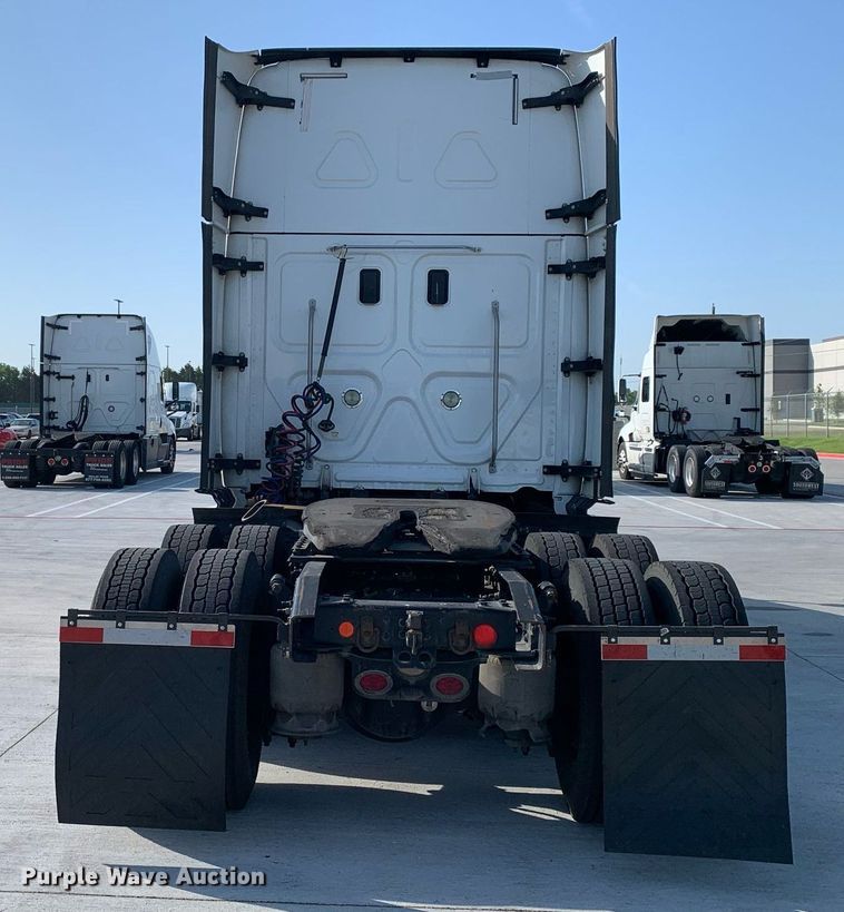 image for item DP8662 2017 Freightliner Cascadia Evolution  semi truck