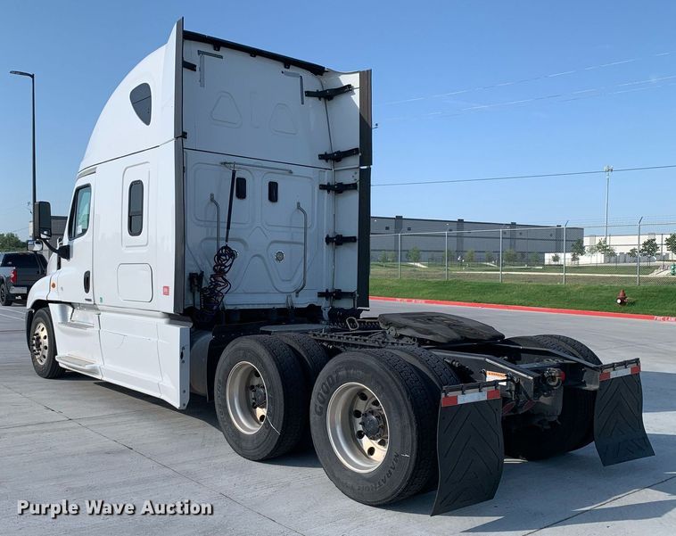 image for item DP8662 2017 Freightliner Cascadia Evolution  semi truck