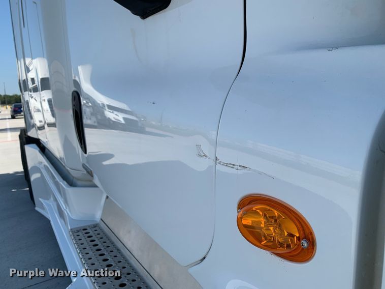 image for item DP8662 2017 Freightliner Cascadia Evolution  semi truck