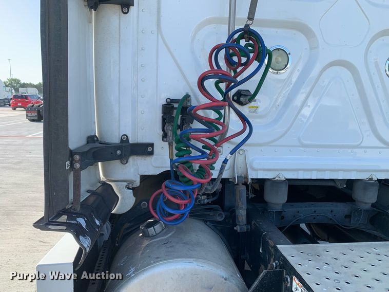 image for item DP8662 2017 Freightliner Cascadia Evolution  semi truck