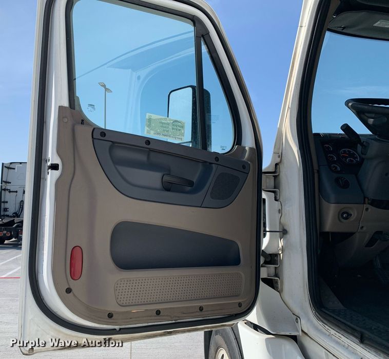 image for item DP8662 2017 Freightliner Cascadia Evolution  semi truck