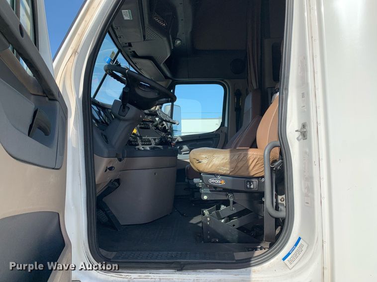 image for item DP8662 2017 Freightliner Cascadia Evolution  semi truck