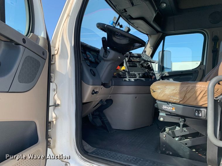 image for item DP8662 2017 Freightliner Cascadia Evolution  semi truck