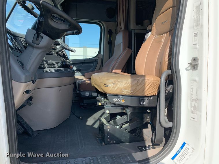 image for item DP8662 2017 Freightliner Cascadia Evolution  semi truck