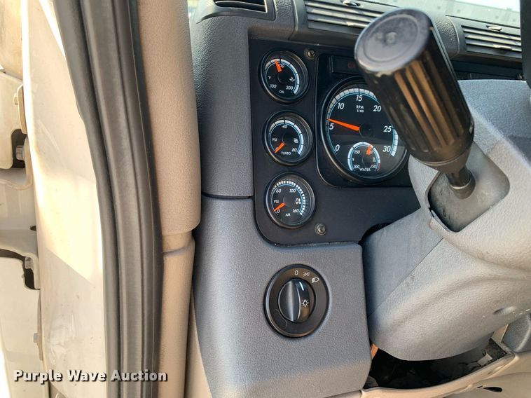 image for item DP8662 2017 Freightliner Cascadia Evolution  semi truck