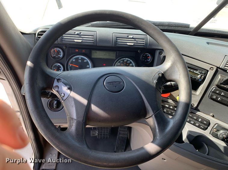 image for item DP8662 2017 Freightliner Cascadia Evolution  semi truck