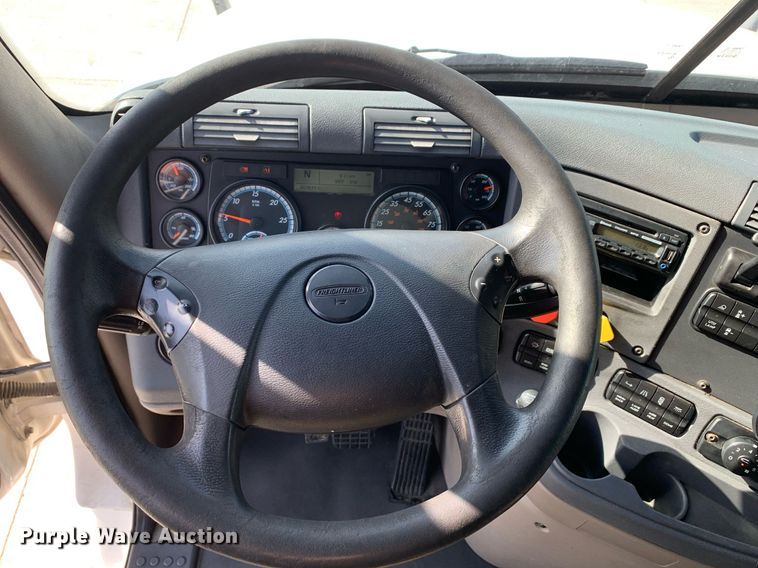 image for item DP8662 2017 Freightliner Cascadia Evolution  semi truck