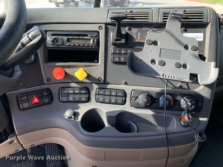 image for item DP8662 2017 Freightliner Cascadia Evolution  semi truck