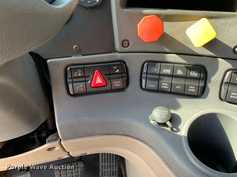 image for item DP8662 2017 Freightliner Cascadia Evolution  semi truck