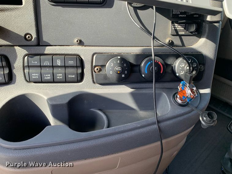 image for item DP8662 2017 Freightliner Cascadia Evolution  semi truck