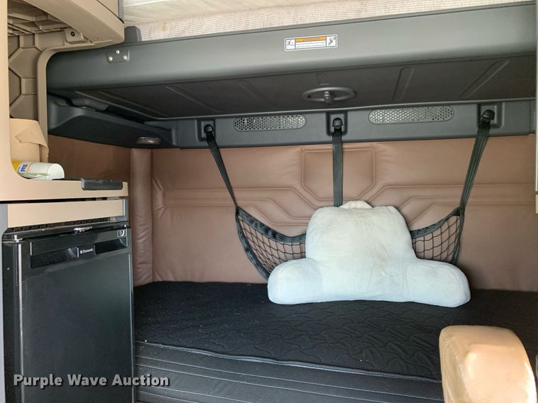 image for item DP8662 2017 Freightliner Cascadia Evolution  semi truck