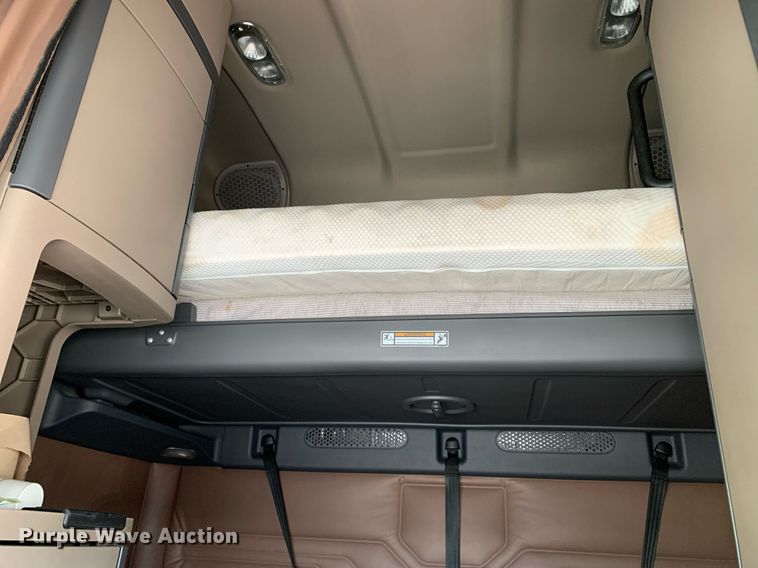 image for item DP8662 2017 Freightliner Cascadia Evolution  semi truck