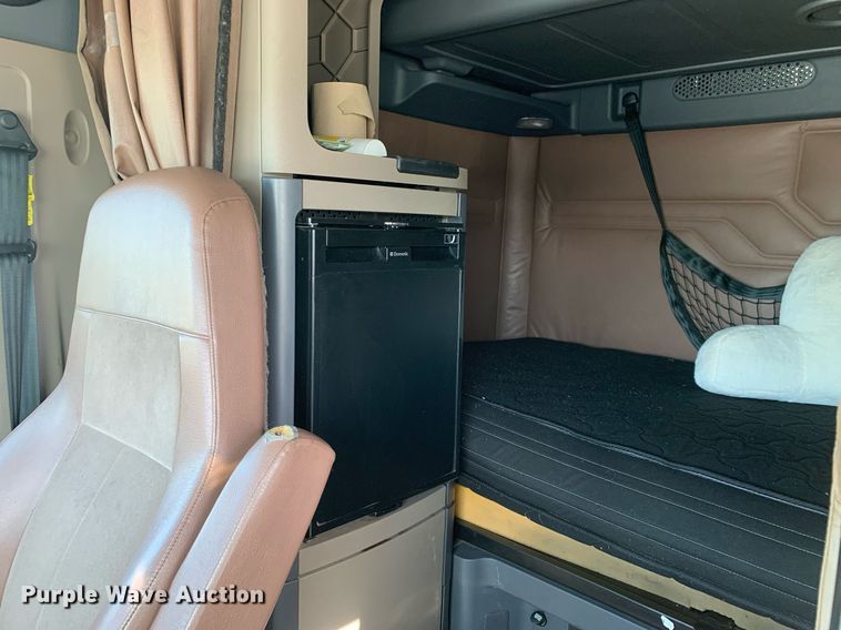 image for item DP8662 2017 Freightliner Cascadia Evolution  semi truck