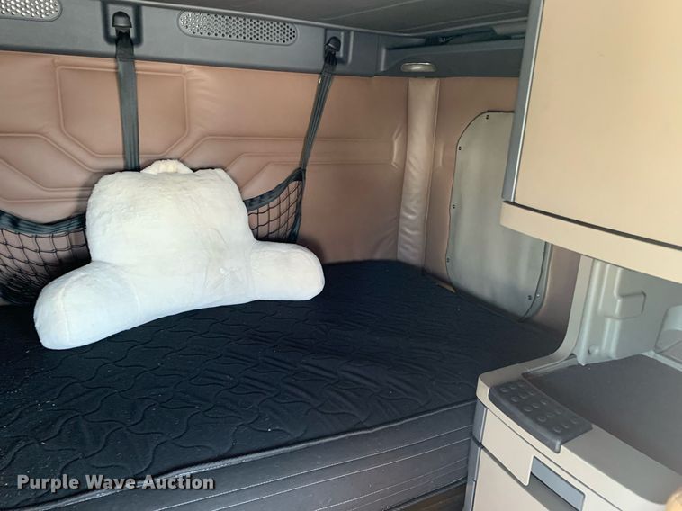 image for item DP8662 2017 Freightliner Cascadia Evolution  semi truck