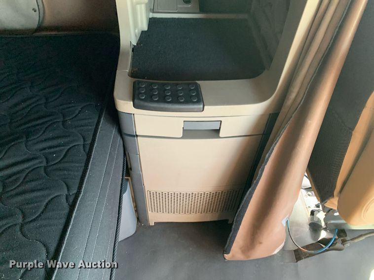 image for item DP8662 2017 Freightliner Cascadia Evolution  semi truck