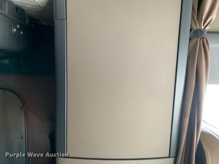 image for item DP8662 2017 Freightliner Cascadia Evolution  semi truck