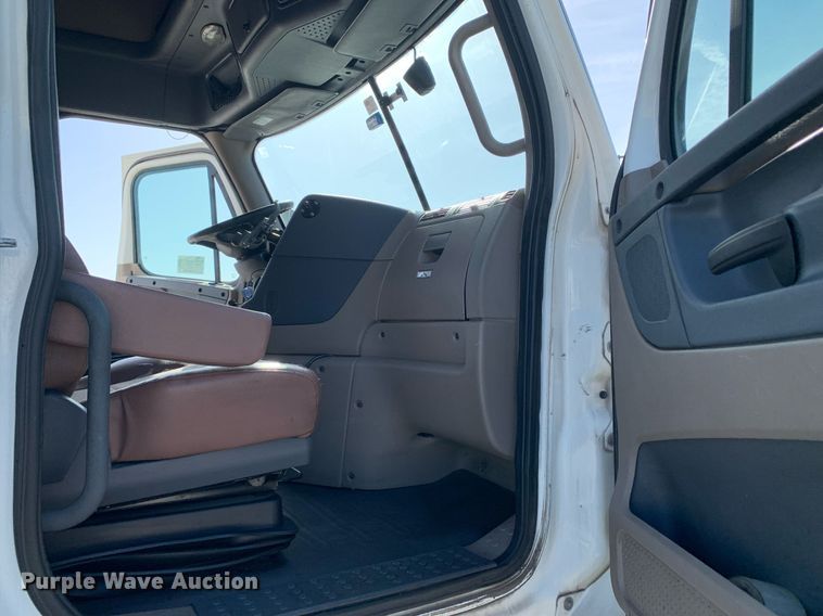 image for item DP8662 2017 Freightliner Cascadia Evolution  semi truck