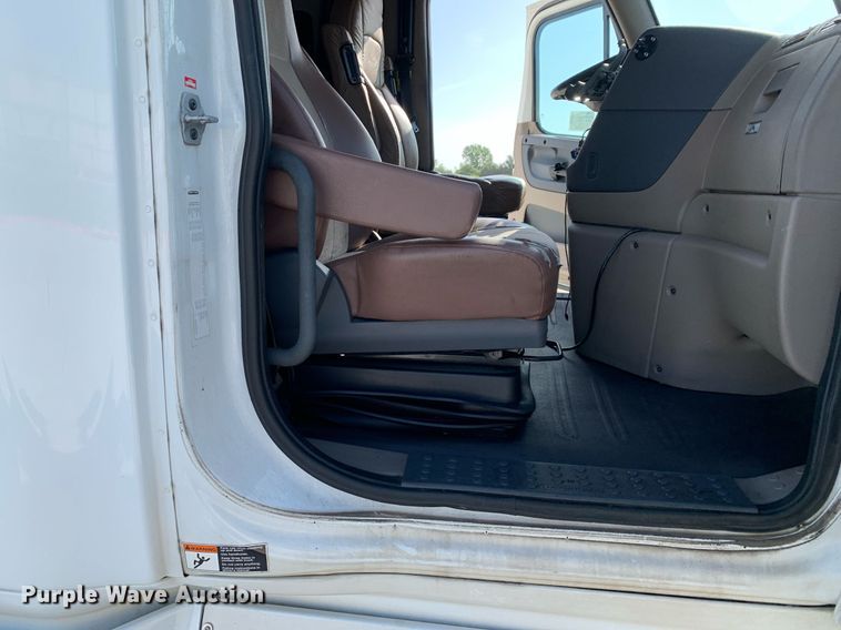 image for item DP8662 2017 Freightliner Cascadia Evolution  semi truck