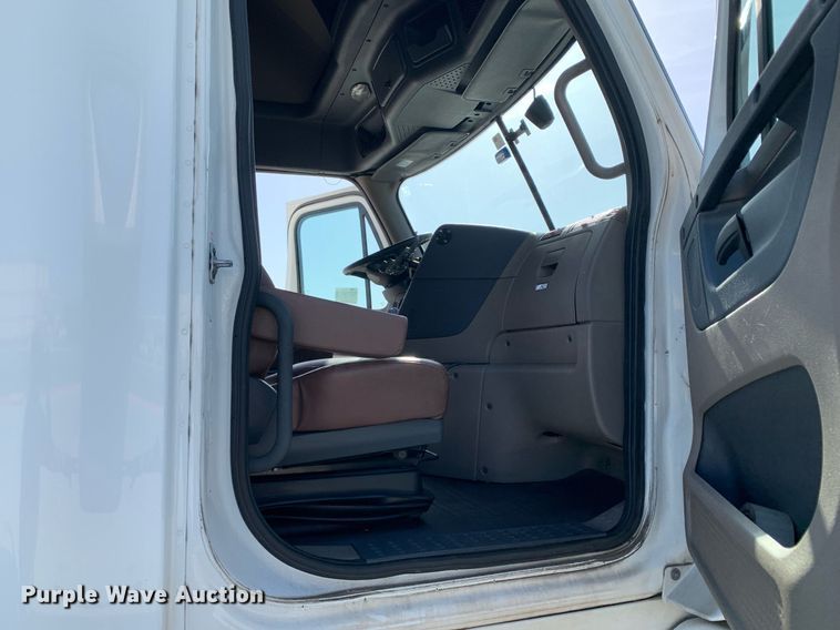 image for item DP8662 2017 Freightliner Cascadia Evolution  semi truck