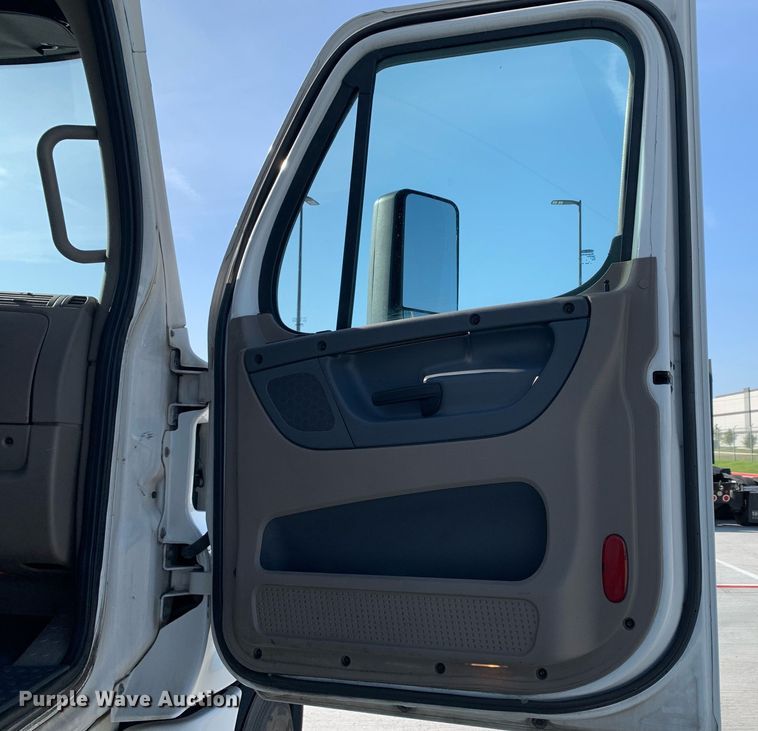 image for item DP8662 2017 Freightliner Cascadia Evolution  semi truck