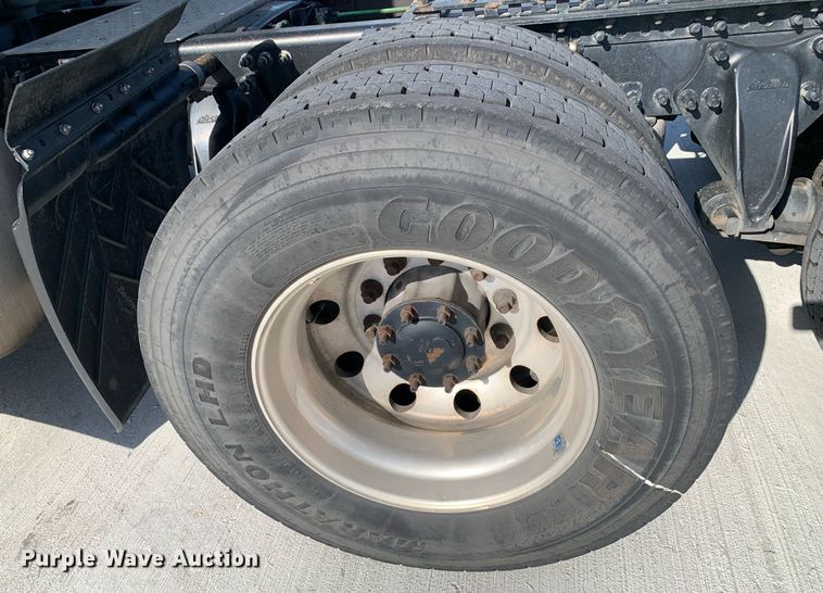 image for item DP8662 2017 Freightliner Cascadia Evolution  semi truck