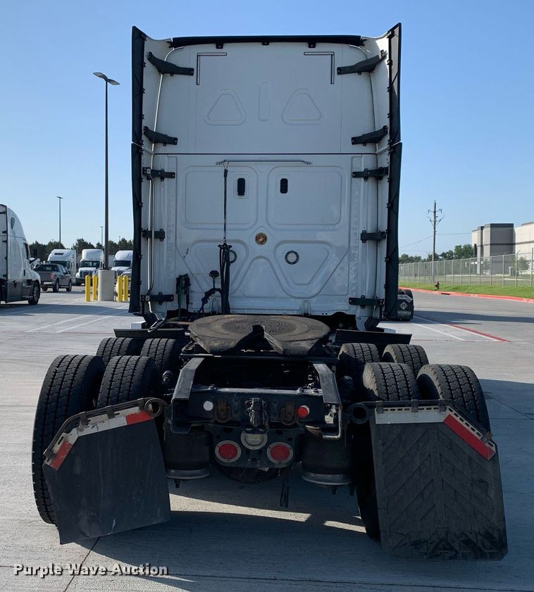 image for item DP8663 2020 Freightliner Cascadia  semi truck