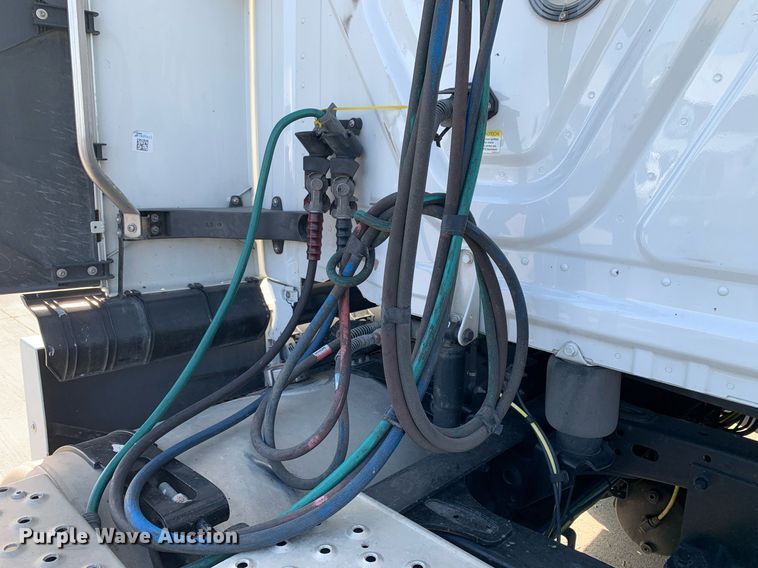 image for item DP8663 2020 Freightliner Cascadia  semi truck