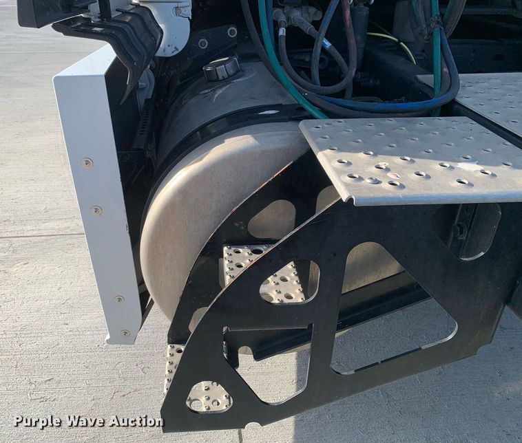 image for item DP8663 2020 Freightliner Cascadia  semi truck