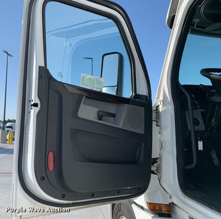 image for item DP8663 2020 Freightliner Cascadia  semi truck