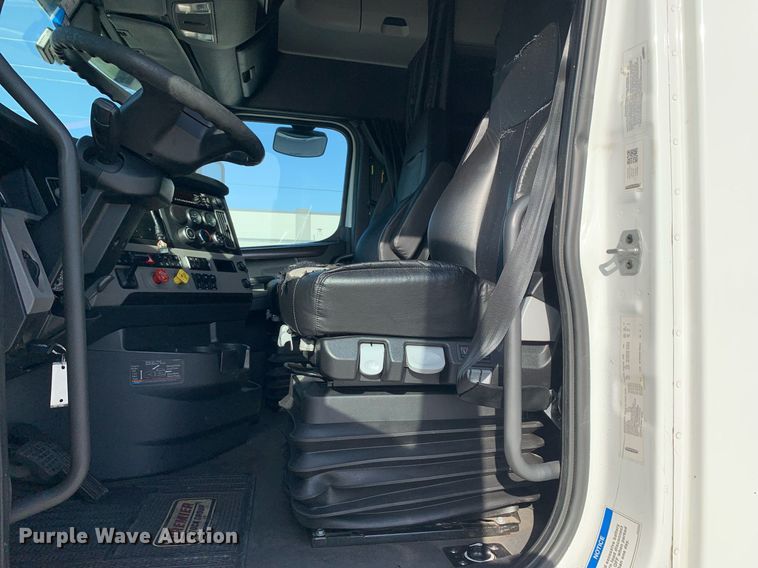 image for item DP8663 2020 Freightliner Cascadia  semi truck