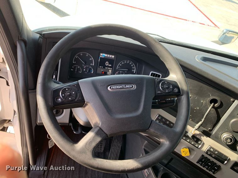 image for item DP8663 2020 Freightliner Cascadia  semi truck