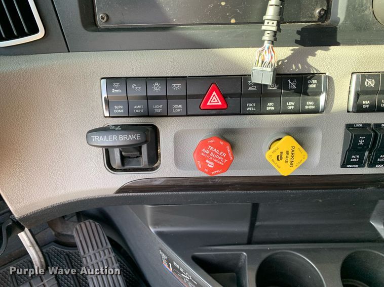 image for item DP8663 2020 Freightliner Cascadia  semi truck