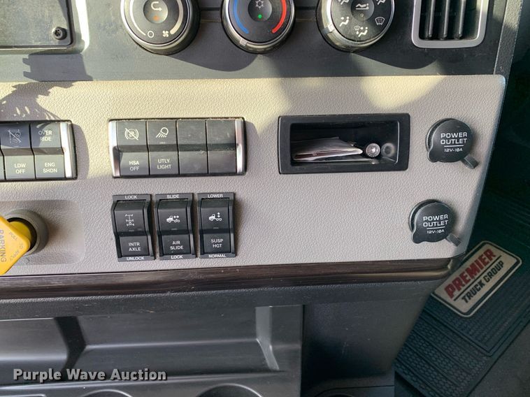 image for item DP8663 2020 Freightliner Cascadia  semi truck