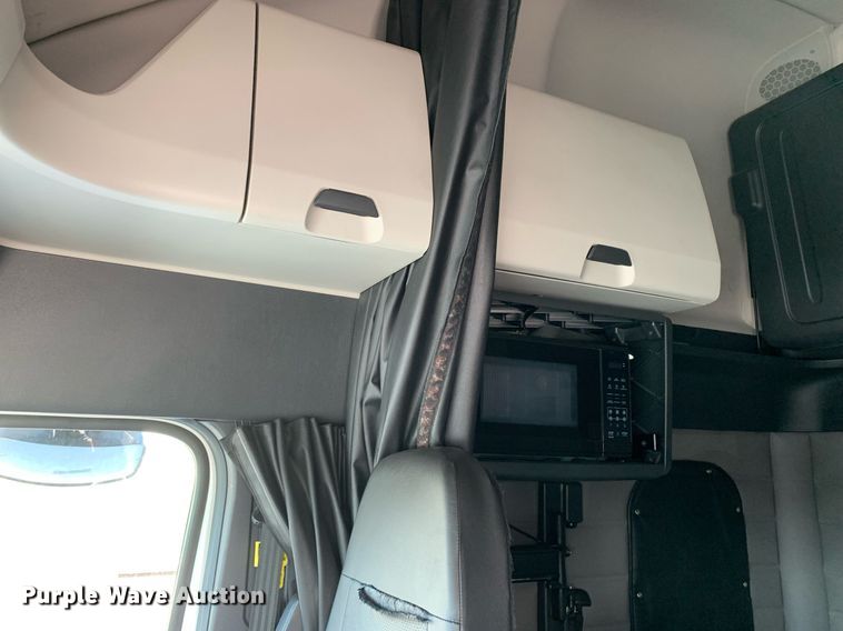 image for item DP8663 2020 Freightliner Cascadia  semi truck