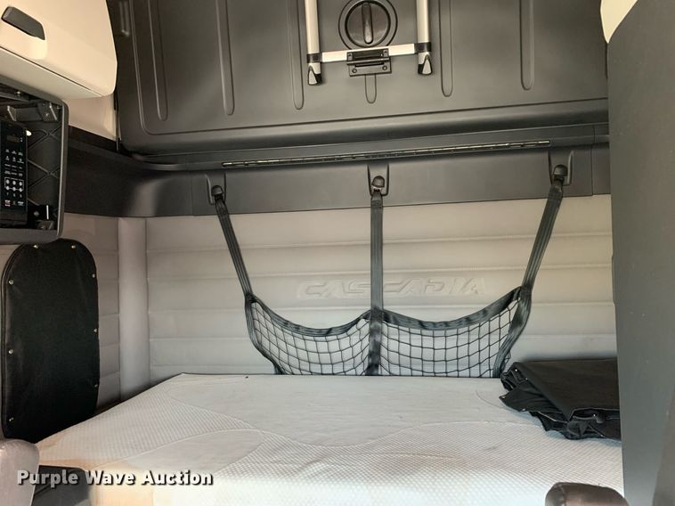 image for item DP8663 2020 Freightliner Cascadia  semi truck