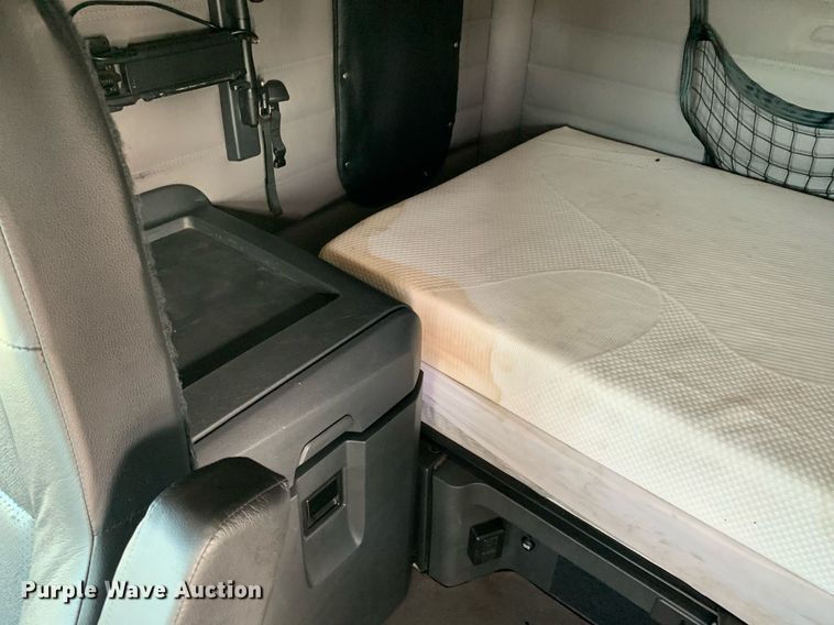 image for item DP8663 2020 Freightliner Cascadia  semi truck