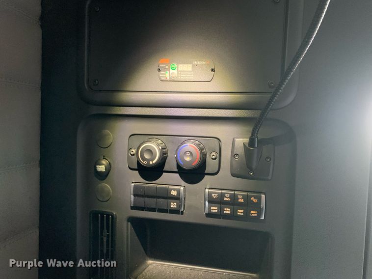 image for item DP8663 2020 Freightliner Cascadia  semi truck