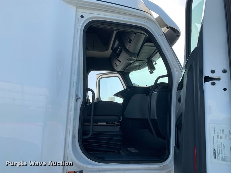 image for item DP8663 2020 Freightliner Cascadia  semi truck