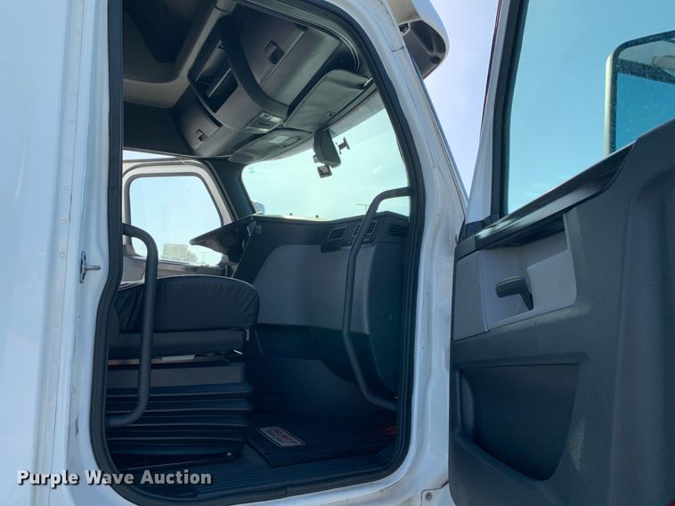 image for item DP8663 2020 Freightliner Cascadia  semi truck