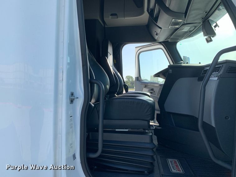 image for item DP8663 2020 Freightliner Cascadia  semi truck