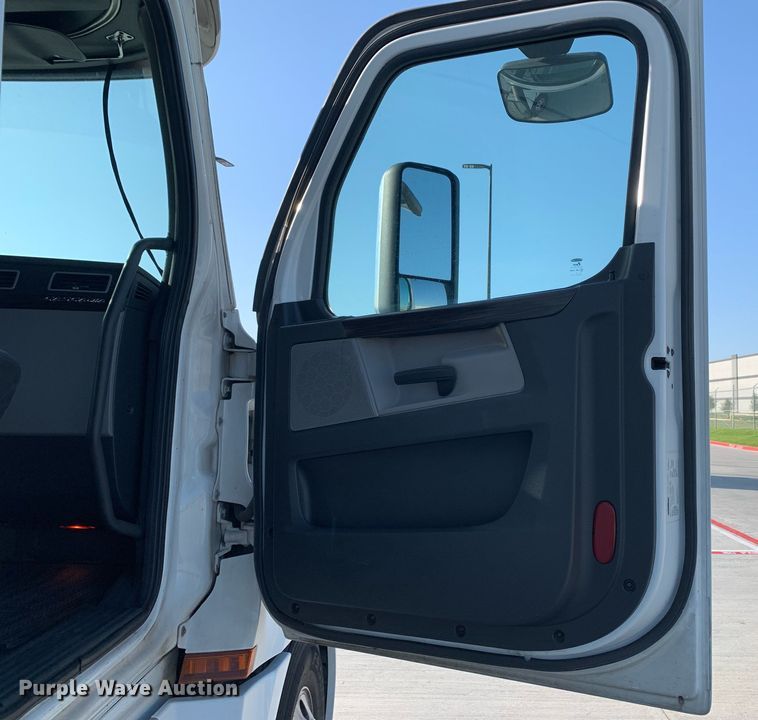 image for item DP8663 2020 Freightliner Cascadia  semi truck