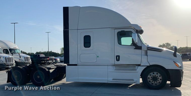 image for item DP8664 2020 Freightliner Cascadia  semi truck